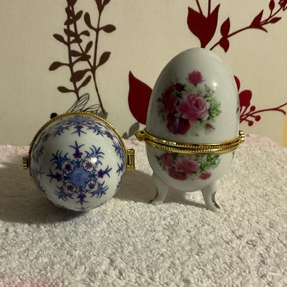 Set of 2 egg shaped trinket/jewellery holders $18 💖💙 - Picture 5 of 7